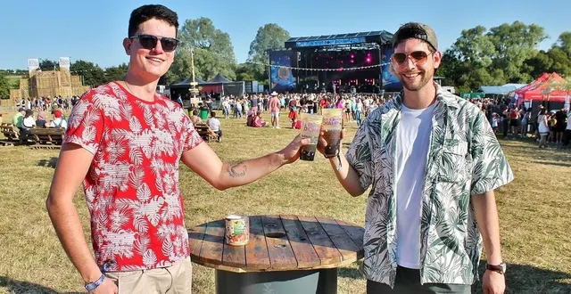 photo  simon et paul, deux copains du mans, découvraient à tout bout d’champ, pour la première soirée de concerts, vendredi.  &copy;  ouest-france 