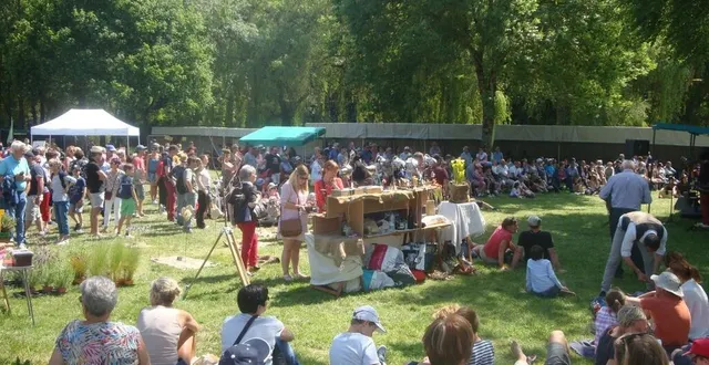 photo  toujours un bon moment en famille, comme ici l’année dernière, lors de cette belle fête champêtre des alpes mancelles.  &copy;  archives les amis de st léonard. 