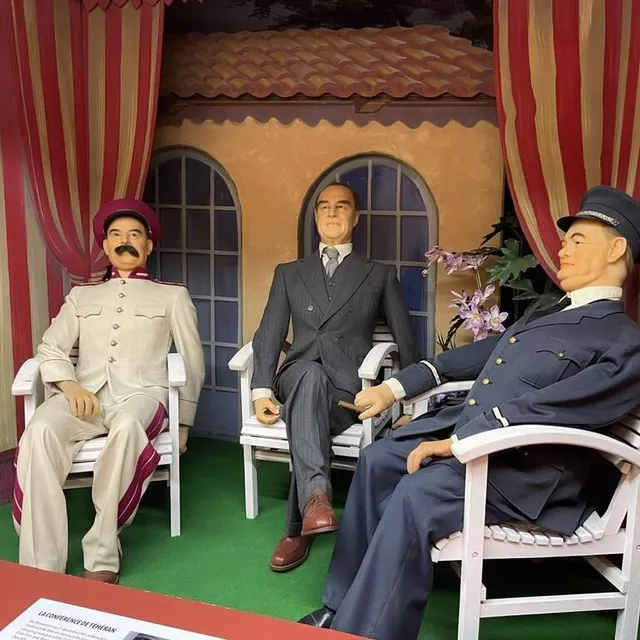 photo une des scènes présentées au musée juin-44 propose de découvrir staline, roosevelt et churchill à la conférence de téhéran en 1943.  ©  ouest-france