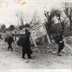 photo  pendant l’été 1944 à argentan, des réfugiés au carrefour des trois-croix. 