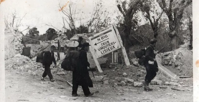 photo  pendant l’été 1944 à argentan, des réfugiés au carrefour des trois-croix.  &copy;  collection françois boscher 