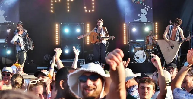 photo  le groupe les p’tits-fils de jeanine ont mis l’ambiance en début de soirée, sur la scène principale d’à tout bout d’champ, à chantenay-villedieu, vendredi 19 juillet 2024, en ouverture de la sixième édition.  &copy;  ouest-france 