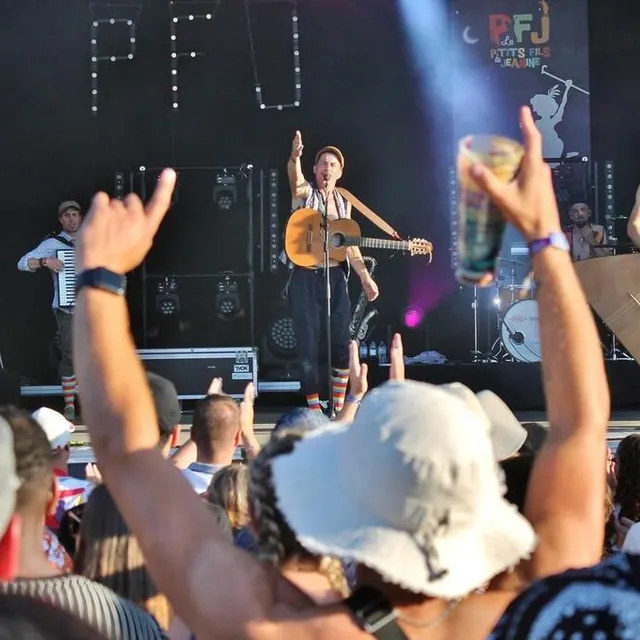photo il y avait déjà du monde pour s’ambiancer avec les p’tits fils de jeanine lors du deuxième concert de la soirée.  ©  ouest-france
