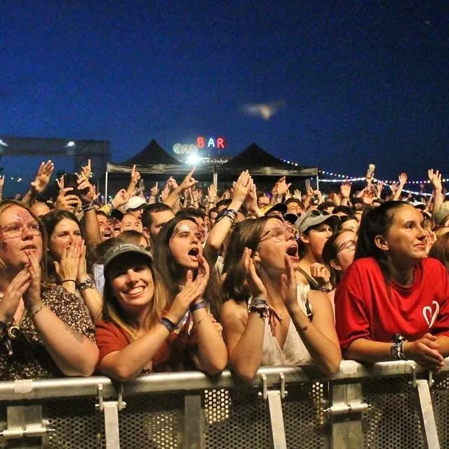 photo beaucoup de filles au premier rang pour applaudir le trio féminin lej lors du troisième concert sur la scène principale à la tombée de la nuit.  ©  ouest-france