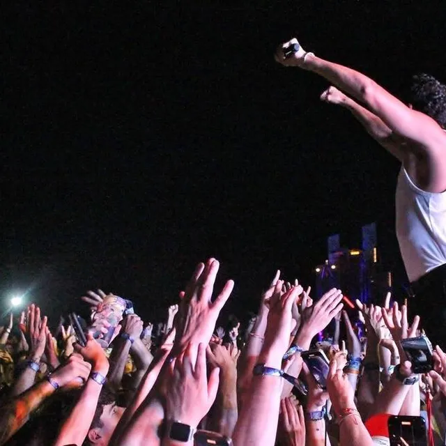 photo à deux reprises, georgio est descendu de scène pour communier avec la foule.  ©  ouest-france