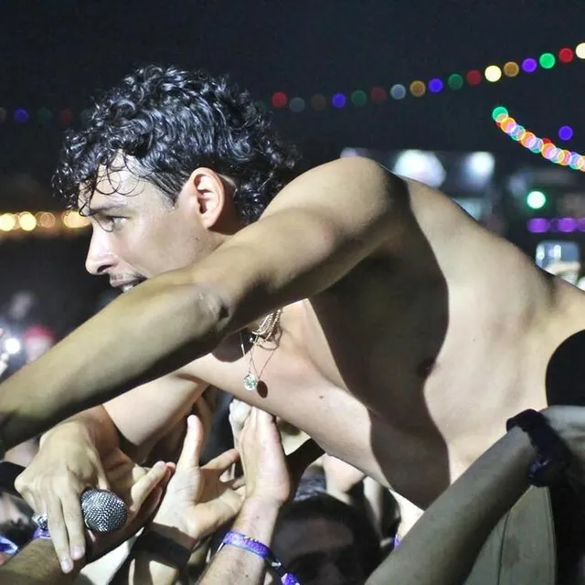 photo telle une rock star, georgio s’est jeté dans le public torse-nu avant la fin de son show.  ©  ouest-france