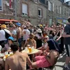 photo  à briouze (orne), la terrasse du brazza fait le plein pour la deuxième journée du festival art sonic. 