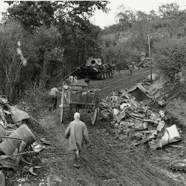 photo une scène de désolation après les combats pour la poche de falaise-chambois.  ©  iwm