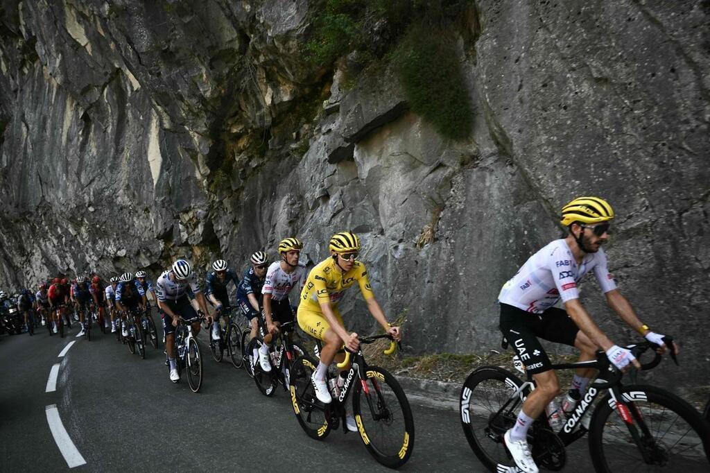 VIDÉO. Tour de France Tadej Pogacar, en détente, arrose sa compagne