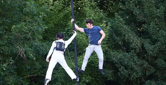 photo  accrochés à un mât chinois, les deux acrobates de la compagnie adm ont multiplié les cascades face aux spectateurs du parc joubert, à alençon.  &copy;  ouest france 