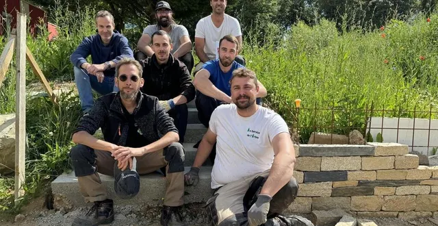 photo  denis bray (devant à gauche) apprécie la petite taille du groupe de stagiaires (ici en demi-groupe) qui s’entraident dans leurs apprentissages.  &copy;  yanne boloh 