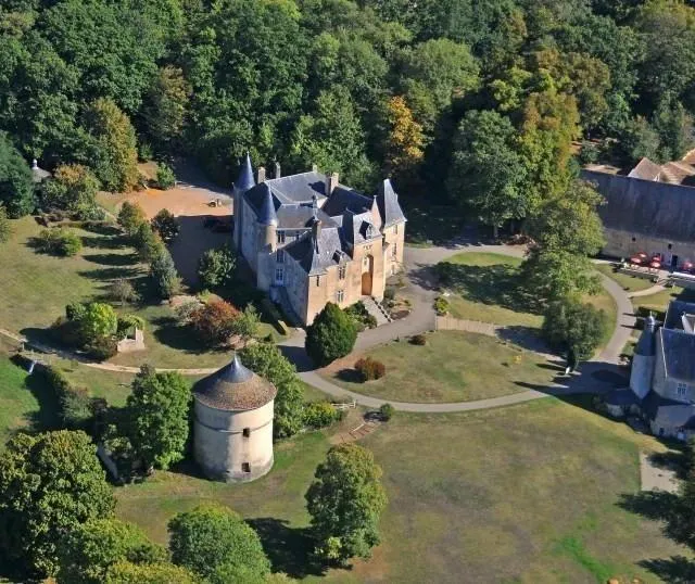 photo au domaine de pescheray, les animaux évoluent dans de vastes enclos, intégrés dans un parc de 145 hectares.  ©  philippe aizier