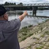 photo jean-michel galay, montrant le pont, à chalonnes, sous lequel sa vie, celle de son frère et de son petit-fils, ont failli basculer.
