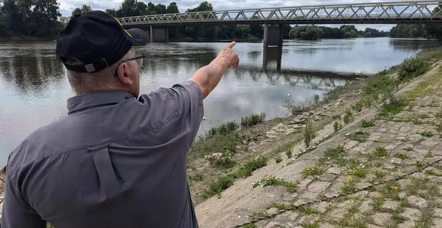 photo  jean-michel galay, montrant le pont, à chalonnes, sous lequel sa vie, celle de son frère et de son petit-fils, ont failli basculer.  &copy;  ouest-france 