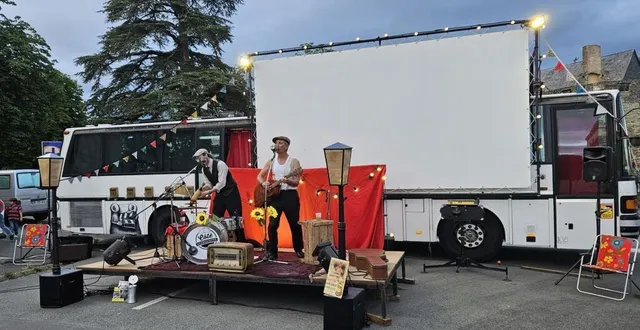 photo  le duo de musiciens batterie guitare et chanteurs ont animé la soirée au plessis-macé.  &copy;  co 