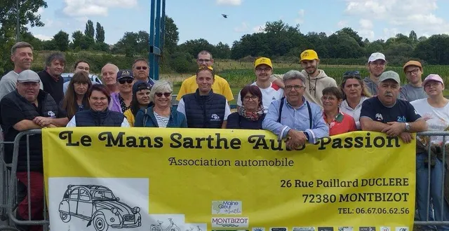 photo  les participants à la balade touristique avant le départ sur la place mitterrand.  &copy;  le maine libre 