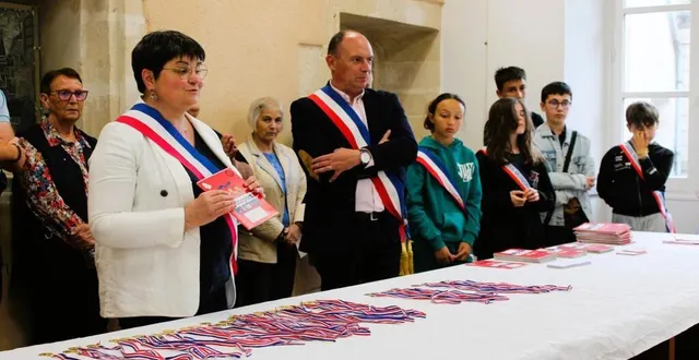 photo  les médailles, diplômes et mémos répertoriant les numéros d’appel d’urgence aux services de secours ont été remis par la municipalité aux jeunes citoyens.  &copy;  le maine libre 