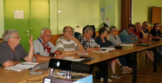 photo  le bureau de l’alcs, présidé par patrice touche (deuxième à partir de la gauche).  &copy;  le maine libre 