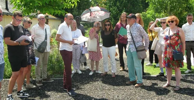 photo  abdellatif ammar, adjoint au maire, présente une nouvelle aire de jeux au parc de tessé.  &copy;  le maine libre 