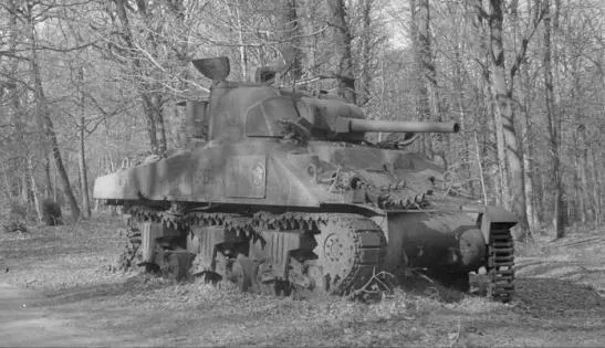photo  le char montereau a été neutralisé le 12 août 1944 en forêt d’écouves.  &copy;  ministère de la défense / ecpad 