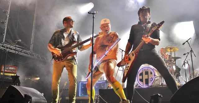 photo  manou ramirez et son groupe elmer food beat, samedi 20 juillet 2024, sur la scène principale d’à tout bout d’champ pour la deuxième et dernière soirée du festival, à chantenay-villedieu.  &copy;  ouest-france 