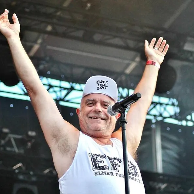 photo le leader manou ramirez, tous poils dehors, à l’arrivée sur scène de son groupe déjanté elmer foot beat.  ©  ouest-france