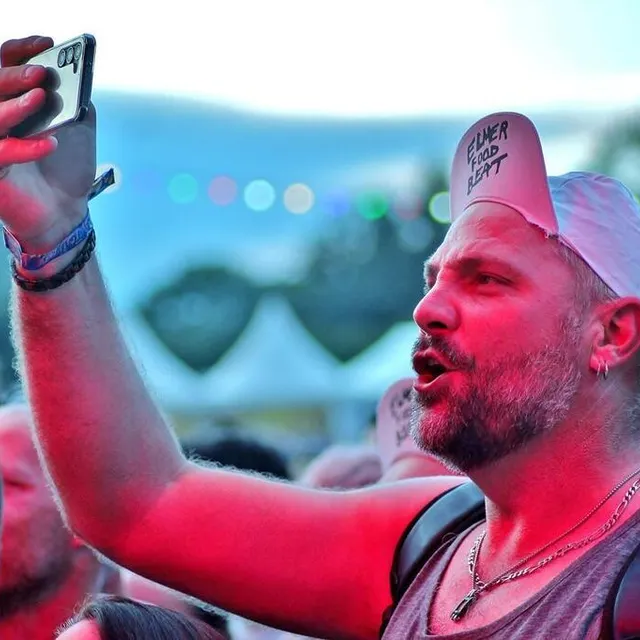 photo dans le public, plusieurs spectateurs portaient l’iconique casquette blanche siglée elmer food beat sous la visière.  ©  ouest-france