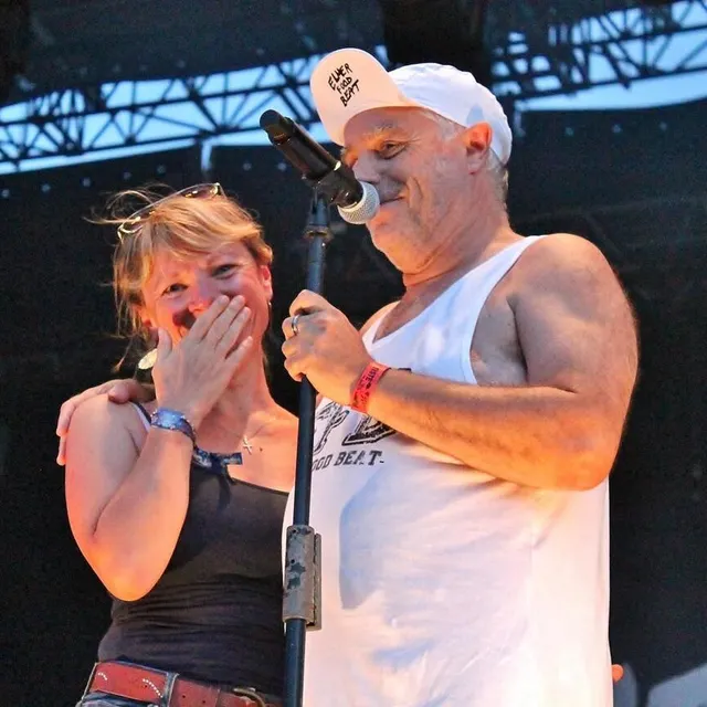 photo manou ramirez a fait monter une spectatrice sur scène pour danser collé-serré avec elle sur le tube "est-ce que tu la sens ?".  ©  ouest-france