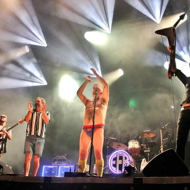 photo manou ramirez, le chanteur d’elmer food beat, a fini le concert en slip de superman après avoir balancé le reste dans le public.  ©  ouest-france