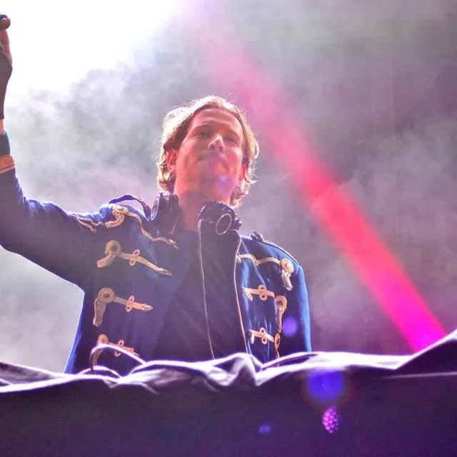 photo bakermat a terminé sa prestation par ses tubes plus gros tubes mondialement connus : "one day" et "baiana".  ©  ouest-france