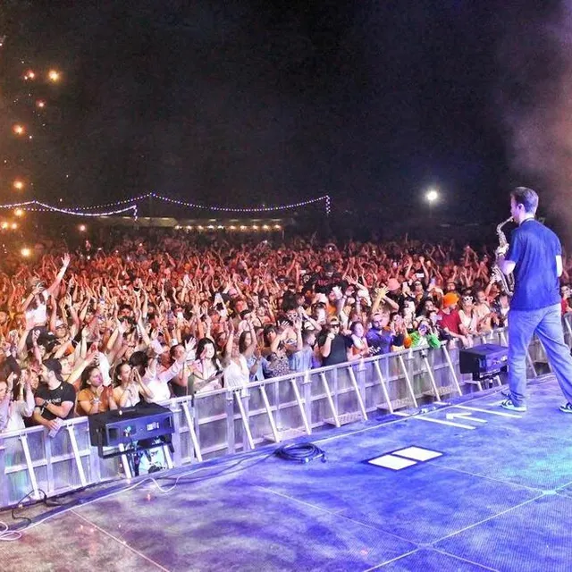 photo fumée et pyrotechnie : le concert du dj bakermat et de son saxophoniste était spectaculaire.  ©  ouest-france