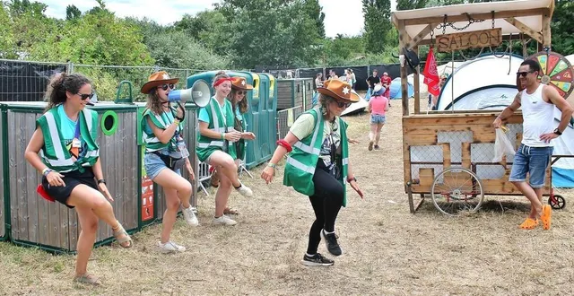 photo  les filles de la « brigade verte » avaient leur chorégraphie et leur « saloon » roulant pour attirer l’attention des campeurs sur le tri des déchets durant la sixième édition du festival à tout bout d’champ, à chantenay-villedieu.  &copy;  ouest-france 