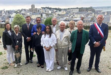 photo Samedi matin, le maire de Granville, Gilles Ménard, et les descendants de Maurice Marland, les familles Marland et Le Pennec, se sont recueillis devant le monument érigé à sa mémoire dans la Haute Ville. Ouest-France 