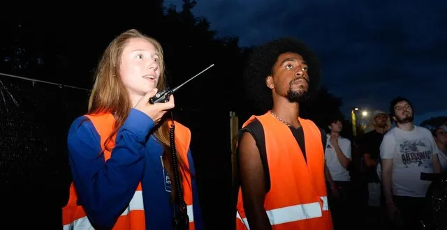 photo  marine lemaire et axel dubos déambulent au festival art sonic de briouze (orne).  &copy;  zeinaba diallo / ouest-france 