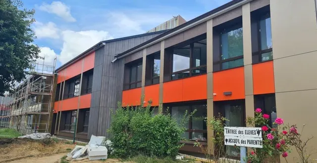 photo  la façade de l’école en cours de travaux.  &copy;  ouest-france 