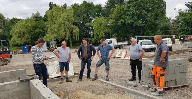 photo  les acteurs du projet se réunissent sur le chantier pour faire le point sur les dernières avancées.  &copy;  le maine libre 