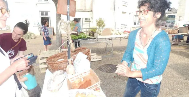 photo  bernadette benoist (à dr.) accueille des clientes au marché d’aubigné-racan.  &copy;  le maine libre 