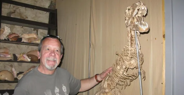 photo  dominique langevin présente des ossements d’une autre ère.  &copy;  crédit photo : ouest-france 