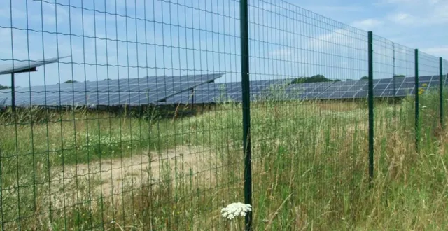 photo  ces panneaux devraient accélérer la reconversion du site en faveur des énergies renouvelables.  &copy;  ouest-france 