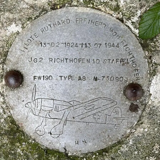 photo détail de la stèle rendant hommage à ruthard von richthofen.  ©  ouest-france