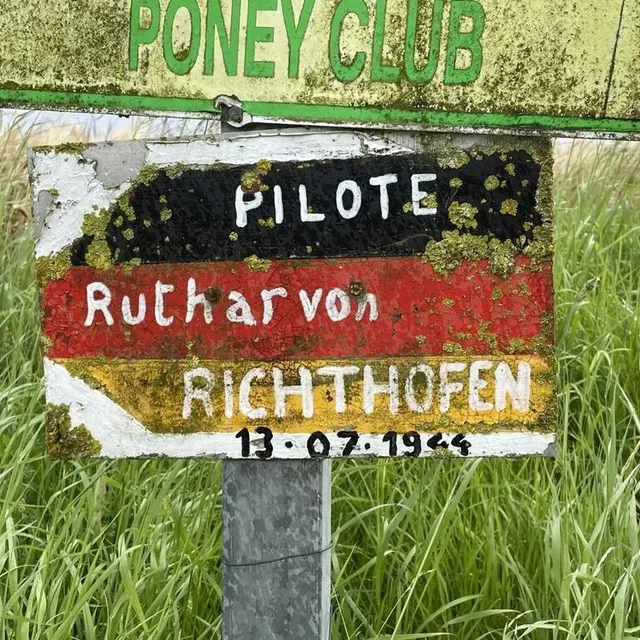 photo sur la d113, un panneau indique la route à suivre pour rejoindre la stèle.  ©  ouest-france