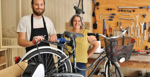 photo  nicolas cabrol et guillemette burel ont lancé leur atelier baptisé bricoles et papotes depuis le 1er juillet 2024, dans la rue de l’île à sablé-sur-sarthe.  &copy;  ouest-france 