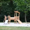 photo les enfants profitent des nouveaux jeux en bois du jardin public.