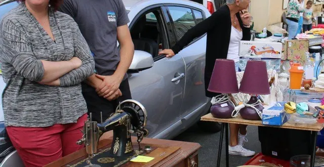 photo  angélique et julien, ravis de participer pour la première fois au vide-greniers.  &copy;  ouest-france 