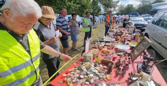 photo  olivier, joël, andré et gérard, ont accueilli les exposants du bric-à-brac dès 5 h 30 le dimanche matin. ensuite, ils ont fait le métrage des emplacements pour encaisser le droit de place.  &copy;  ouest-france 