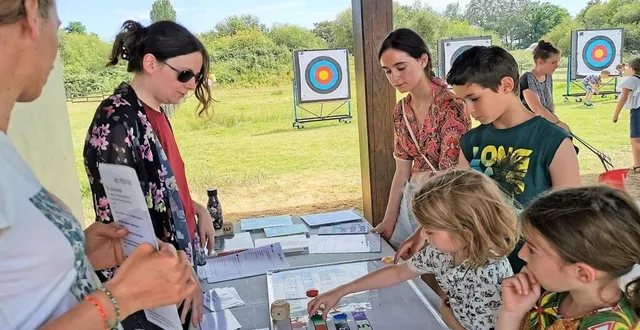 photo  accueillis par alexandra et camille, les professionnelles de la médiathèque, petits et grands ont pris plaisir à participer à l’activité mixant tir à l’arc et questions sur l’environnement.  &copy;  le maine libre 