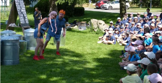 photo  la compagnie tétrofort ou comment raconter 20 contes célèbres en 45 minutes avec 30 poubelles.  &copy;  le maine libre 