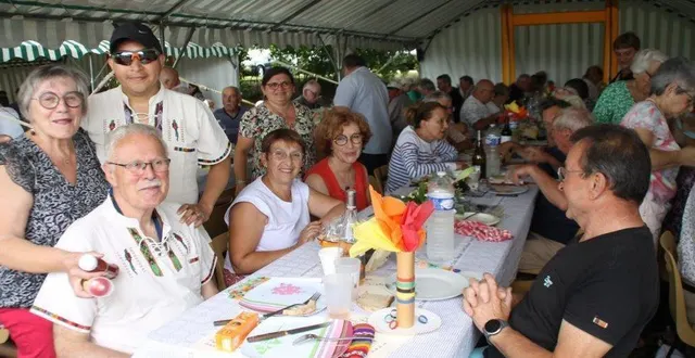 photo  de joyeux convives attachés à l’événement qui existe depuis la révolution française.  &copy;  le maine libre 