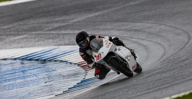 photo  cédric page a chuté lors de la deuxième course sur une piste rendue glissante par la pluie.  &copy;  jn compétition 