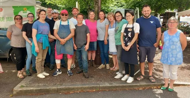 photo  les commerçants du marché de sées se retrouvent chaque samedi matin, cours mazeline, à sées.  &copy;  ouest-france 